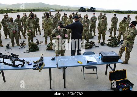 Mark Dailey (Mitte), Leiter des Deployable Instrumentation System Europe (DISE), Training Support Activity Europe (TSAE) Expeditionary Training Support Division (ETSD), informiert Soldaten der Attack Company, des 1. Bataillons, des 503. Infanterie-Regiments, 173. Luftbrigade vor der Übung Eagle Pangea in der italienischen Armee Capo Teulada Major Training Area auf der Insel Sardinien, Italien 10. März 2021 unter Covid-19 Präventionsbedingungen. Übung Eagle Pangea ist ein 1-503. TRAINING IN Squad Live Fire and Platoon External Evaluation Event. Die 173. Airborne Brigade ist die Kontingenzbewehrungs-Rück der US-Armee Stockfoto