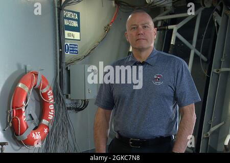 WESTERN ATLANTIC OCEAN (9. März 2021) Andrew Maack, F-35 Patuxent River Integrated Test Force (ITF) Chief Test Engineer und Site Director, bereitet sich auf ein Interview mit den italienischen Navy-Medien am 9. März 2021 in der Fo’c’sle des italienischen Flugzeugträgers ITS Cavour (CVH 550) vor. Maack führt das eingeschiffte ITF-Team an Bord des italienischen Marineflaggschiffs während der Seeversuche mit der F-35B an. Cavour tritt in die zweite Woche der ersten Phase seiner „Ready for Operations“-Kampagne ein. Foto der italienischen Marine Stockfoto