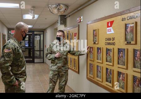 General LT. General Thomas James Jr., Kommandant der Ersten Armee, trifft sich mit Oberst Timothy M. Gallagher, Kommandeur der 4. Kavallerie-Brigade für multifunktionales Training, einschließlich Bataillonskommandanten, zusammen mit ihren hochrangigen, kürzlich eingesandten Führern. Der Fokus lag auf Menschen, Mission und Geschichte und war eine Gelegenheit für die erste Armee, eine gemeinsame Vision und einen Gesamtansatz zur Bereitschaft und Mobilisierung zu besprechen. Stockfoto