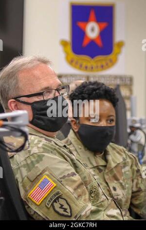 General LT. General Thomas James Jr., Kommandant der Ersten Armee, trifft sich mit Oberst Timothy M. Gallagher, Kommandeur der 4. Kavallerie-Brigade für multifunktionales Training, einschließlich Bataillonskommandanten, zusammen mit ihren hochrangigen, kürzlich eingesandten Führern. Der Fokus lag auf Menschen, Mission und Geschichte und war eine Gelegenheit für die erste Armee, eine gemeinsame Vision und einen Gesamtansatz zur Bereitschaft und Mobilisierung zu besprechen. Stockfoto