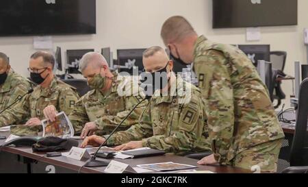 General LT. General Thomas James Jr., Kommandant der Ersten Armee, trifft sich mit Oberst Timothy M. Gallagher, Kommandeur der 4. Kavallerie-Brigade für multifunktionales Training, einschließlich Bataillonskommandanten, zusammen mit ihren hochrangigen, kürzlich eingesandten Führern. Der Fokus lag auf Menschen, Mission und Geschichte und war eine Gelegenheit für die erste Armee, eine gemeinsame Vision und einen Gesamtansatz zur Bereitschaft und Mobilisierung zu besprechen. Stockfoto