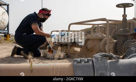 Technische Abteilung der US-Luftwaffe Melissa Franco, 386. Expeditionary Logistics Readiness Squadron, die Laborantin, feiert die Beiträge von Frauen zur nationalen Verteidigung, indem sie sich auf dem Luftwaffenstützpunkt Ali Al Salem, Kuwait, am 10. März 2021 als „Rosie the Riveter“ kleiden. Für Kraftstoffe zuständige Fluggäste sind für die Bereitstellung sauberer, trockener Luft- und Bodenkraftstoffe für Kunden verantwortlich, die Probenahmen und Tests umfassen. Stockfoto