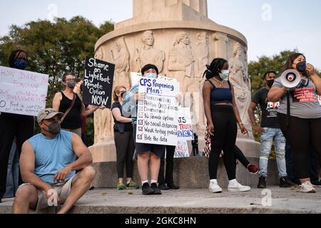 Am 13. September 2021 protestieren Demonstranten, die während des persönlichen Lernens an den öffentlichen Schulen von Chicago zu mehr Sicherheit und Transparenz aufrufen, in der Nähe des Hauses von Bürgermeister Lori Lightfoot im Stadtteil Logan Square in Chicago, IL. (Foto von Max Herman/Sipa USA) Stockfoto