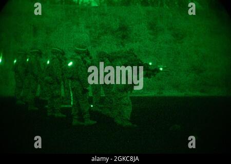 U.S. Marines with Echo Battery, Bataillon Landing Team 3/4, 31st Marine Expeditionary Unit (MEU), feuern ihre Gewehre während eines kleinen Waffenarsenals im Combined Arms Training Center Camp Fuji, Japan, 10. März 2021. Die 31. MEU, die einzige kontinuierlich im Vorlauf eingesetzte MEU des Marine Corps, stellt eine flexible und tödliche Truppe bereit, die als führende Krisenreaktionstruppe in der Indo-Pazifik-Region eine breite Palette von Militäroperationen durchführen kann. Stockfoto