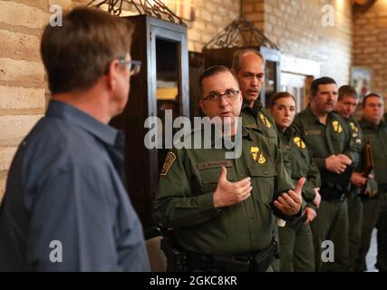 Sector Chief Patrol Agent von Big Bend, Sean McGoffin, Mitte, spricht mit Curtis Evans, Jeff Davis County Judge, links, während eines Treffens besorgter Rancher, gewählter Beamter und regionaler Strafverfolgungsbehörden, die im Big Bend-Sektor am 10. März 2021 in der Nähe von Ft. Davis, Texas. McGoffin, das hochrangige Mitglied der Border Patrol im Big Bend-Sektor, hörte sich die Bedenken an, Informationen darüber, was Agenten des Big Bend-Sektors tun, um Menschen zu erfassen und Schmuggelware zu verbieten, während er ihnen versichert, dass auch er ihre Bedenken widerspiegelt und intelligent daran arbeitet, dem massiven Zustrom von ille entgegenzuwirken Stockfoto