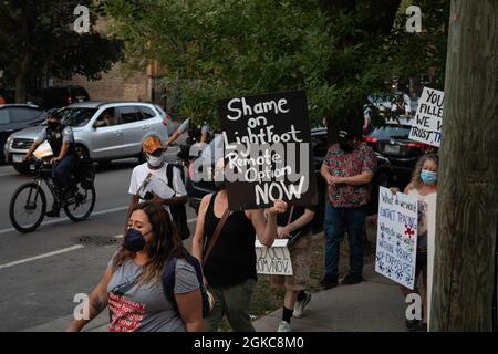 Demonstranten, die während des persönlichen Lernens an den öffentlichen Schulen von Chicago mehr Sicherheit und Transparenz fordern, marschieren am 13. September 2021 zum Haus von Bürgermeister Lori Lightfoot im Stadtteil Logan Square in Chicago, IL. (Foto von Max Herman/Sipa USA) Stockfoto