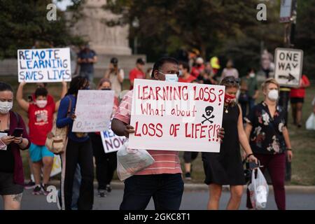 Chicago, USA. September 2021. Demonstranten, die während des persönlichen Lernens an den öffentlichen Schulen von Chicago mehr Sicherheit und Transparenz fordern, marschieren am 13. September 2021 zum Haus von Bürgermeister Lori Lightfoot im Stadtteil Logan Square in Chicago, IL. (Foto: Max Herman/Sipa USA) Quelle: SIPA USA/Alamy Live News Stockfoto