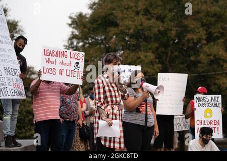 Chicago, USA. September 2021. Nora Flanagan, eine Hochschullehrerin, spricht während eines Protestes gegen den Zustand des persönlichen Lernens an den öffentlichen Schulen von Chicago während der COVID-19-Pandemie in der Nähe des Hauses von Bürgermeister Lori Lightfoot im Stadtteil Logan Square in Chicago, IL, am 13. September 2021. (Foto: Max Herman/Sipa USA) Quelle: SIPA USA/Alamy Live News Stockfoto