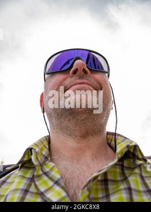 Aufnahme eines kaukasischen Glatzkopfes mittleren Alters mit einem Bart, der eine Brille trägt Stockfoto