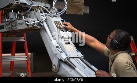 Senior Airman Christian X. Brewer, Mitglied der 2. Aircraft Maintenance Squadron Weapons Load Crew, betreibt eine MHU-83, um während des Kampfhammers auf der Barksdale Air Force Base, La, Munitions auf eine B-52H Stratofortress zu laden., 10. März 2021. Die Flieger des 2. Bombenflügels flogen eine beeindruckende Acht für acht Sortie-Generation und Fluggeschwindigkeit, etwas, das selten über alle Kampfplattformen gesehen wird, nicht nur Bomber zur Unterstützung der Übung. Stockfoto