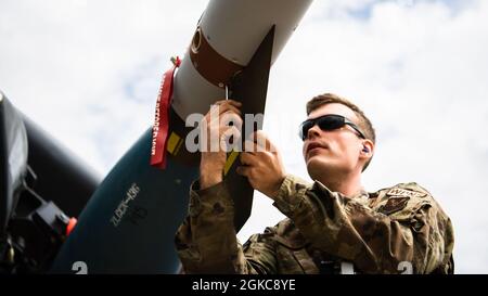 Flieger 1. Klasse Aaron J. Vind, 2. Flugzeugwartung Squadron Waffenladen Besatzungsmitglied, arbeitet an Munitionswaffen während des Kampfes Hammer auf Barksdale Air Force Base, La., 10. März 2021. Combat Hammer war eine einwöchige Bewertung der Fähigkeit des Flügels, konventionelle Waffen zu erzeugen, zu laden und einzusetzen. Stockfoto