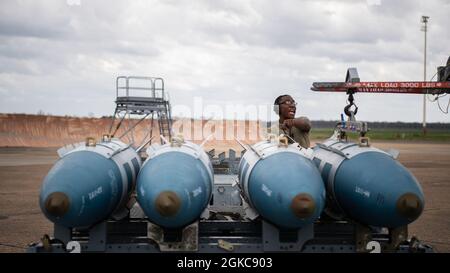 Senior Airman Christian X. Brewer, 2. Flugzeug-Wartungsgeschwader, Waffenladen-Besatzungsmitglied, ruft Anweisungen, um während des Kampfhammers auf der Barksdale Air Force Base, La, Munitions auf eine B-52H-Stratofortress zu laden., 10. März 2021. Die Flieger des 2. Bombenflügels flogen eine beeindruckende Acht für acht Sortie-Generation und Fluggeschwindigkeit, etwas, das selten über alle Kampfplattformen gesehen wird, nicht nur Bomber zur Unterstützung der Übung. Stockfoto