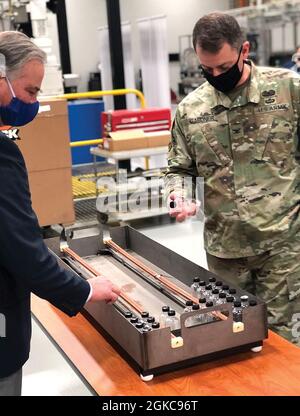 Chemical Materials Activity (CMA), stellvertretende Direktorin Laurence G. Gottschalk, links, zeigt Col. Gavin J. Gardner, Kommandant des Joint Munitions Command und Joint Munitions and Lethality Life Cycle Management Command, den CAIS-Flaschenhalter für das Explosive Destruction System (EDS). Diese Innovation, die im Rahmen des CMA-Programms für Forschung, Entwicklung, Test und Evaluierung entwickelt wurde, ermöglicht der US-Armee die Vernichtung von bis zu 178 Flaschen mit Chemikalien in einem einzigen EDS-Betrieb, was zu einer erheblichen Kosten- und Abfallreduzierung führt. Stockfoto