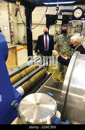 Chemical Materials Activity (CMA) Director of Recovered Chemical Maternel Donald R. Benton, rechts, informiert Colon Gavin J. Gardner, Commander of the Joint Munitions Command and Joint Munitions and Lethality Life Cycle Management Command, Center, mit Kelso C. Horne III, CMA Director, Über das Explosive Destruction System (EDS) während einer Tour im Aberdeen Proving Ground, Maryland. Die EDS zerstört chemisches Kriegsmaterial auf sichere und umweltverträgliche Weise. Stockfoto