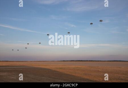 Fallschirmjäger der US-Armee, die der 82. Airborne Division zugewiesen sind, steigen in die Holland Drop Zone in Fort Bragg, N.C., 9. März 2021. Der Zweck des Sprungs war es, die Bereitschaft und die Leistungsfähigkeit in der Luft aufrechtzuerhalten. Stockfoto