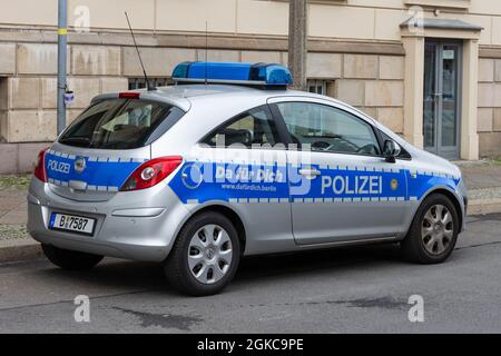 Geparktes deutsches Polizeifahrzeug am Straßenrand Stockfoto
