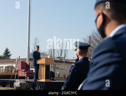 Col. Andrew Campbell, Kommandant des 374. Luftlift-Flügels, spricht bei einer Zeremonie zum 10. Jahrestag des Erdbebens in Ostjapan und der Unterstützungsbemühungen der Operation Tomodachi auf dem Yokota Air Base, Japan, am 11. März 2021. Campbell sprach über die Bedeutung einer fortgesetzten Partnerschaft und einer starken Freundschaft mit der Gemeinschaft. Stockfoto