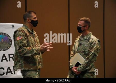 Brig. General Matthew Eichburg, stellvertretender Kommandeur der Generaloperationen, 1. Panzerdivision und Fort Bliss, und Oberst Stephen Fairless, Kommandeur, 1. Panzerbrigade-Kampfteam, führen eine eingehende Diskussion darüber, was Führer tun können, um das Leben ihrer Soldatenkollegen, Zivilisten, Und Familien im Rahmen des ersten Ironclad Summit im März 11. Fort Bliss veranstaltete den Ironclad Summit, um die Grundlage für gegenseitigen Respekt, Sicherheit und Zusammenhalt zwischen Soldaten, Zivilisten und Familien zu stärken. Operation Ironclad ist der actionbasierte Ansatz von Fort Bliss zur Eliminierung Stockfoto