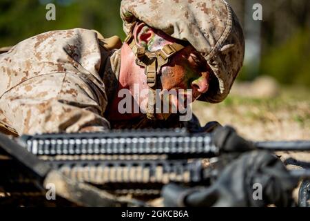 Ein Rekrut, der Papa Company, 4. Rekrut Training Bataillon, zugewiesen wurde, während des Crucible on Marine Corps Recruit Depot Parris Island, South Carolina, 11. März 2021. Der Crucible ist ein Höhepunkt Ereignis, das Rekruten geistig und körperlich testet, es ist der letzte Schritt, bevor er ein US-Marine. Stockfoto