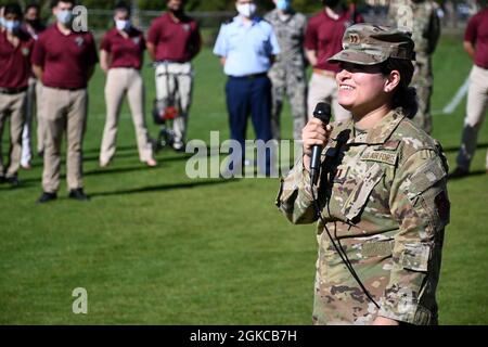 Die US Air Force Capt. Jessica Kelly, Flugkampfleiterin des 337. Air Control Squadron, teilt ihre persönlichen Erfahrungen mit den AFROTC-Kadetten auf den Main Campus Fields an der Florida State University in Tallahassee, Florida, 11. März 2021. Kelly arbeitete mit anderen 33. Fighter Wing-Mitgliedern zusammen, um potenzielle Airmen der nächsten Generation über Karrieremöglichkeiten im Luftfahrtbereich zu informieren. Stockfoto