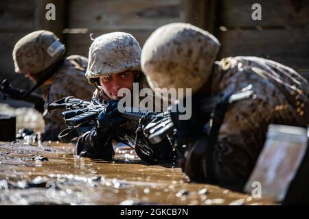 Rekruten, die der Papa Company, dem 4. Rekrut Training Bataillon, zugewiesen wurden, während des Crucible on Marine Corps Recruit Depot Parris Island, South Carolina, 11. März 2021. Der Crucible ist ein Höhepunkt Ereignis, das Rekruten geistig und körperlich testet, es ist der letzte Schritt, bevor er ein US-Marine. Stockfoto