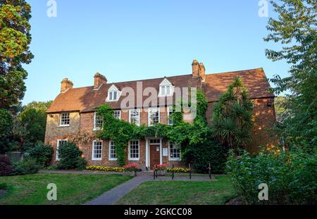 Hayes, Kent, Großbritannien. Die Stadtbibliothek in der Hayes Street. Die Bibliothek befindet sich in Hayes Old Rectory Gardens. Hayes liegt im Stadtteil Bromley im Großraum London. Stockfoto