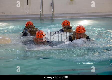 U.S. Marines with Alpha Company, 2d Assault Amphibian Bataillon, 2d Marine Division, Ausstieg aus einem simulierten, sinkenden Angriffs-Amphibienfahrzeug während eines Unterwasser-Ausgangs-Trainings auf Camp Lejeune, N.C., 11. März 2021. Unterwasser-Ausstieg-Training ist ein lebensrettender Kurs, der Service-Mitglieder mit den Fähigkeiten und dem Selbstvertrauen, um erfolgreich und sicher entfernen sich aus einem Angriff amphibischen Fahrzeug, leichte gepanzerte Fahrzeuge und Hubschrauber, die in Wasser getaucht werden können. Stockfoto