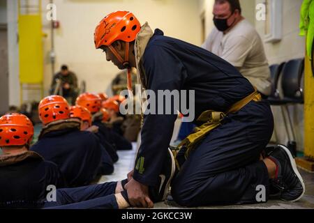 U.S. Marine Corps Sgt. Demarcus Robinson, ein amphibischer Sturmfahrzeugbetreiber mit Alpha Company, 2d Assault Amphibian Battalion, 2D Marine Division, nimmt am Unterwasser-Ausstieg-Training auf Camp Lejeune, N.C., 11. März 2021 Teil. Unterwasser-Ausstieg-Training ist ein lebensrettender Kurs, der Service-Mitglieder mit den Fähigkeiten und dem Selbstvertrauen, um erfolgreich und sicher entfernen sich aus einem Angriff amphibischen Fahrzeug, leichte gepanzerte Fahrzeuge und Hubschrauber, die in Wasser getaucht werden können. Stockfoto