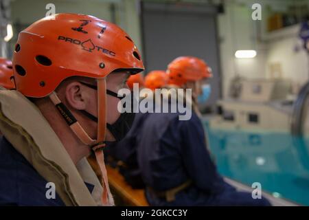 U.S. Marines Corps Lance CPL. Goodell Dawson, ein amphibischer Fahrzeug-Betreiber mit Sturmflucht bei Alpha Company, 2d Assault Amphibian Battalion, 2D Marine Division, bereitet sich auf die Durchführung von Unterwasser-Ausstiegstrainings auf Camp Lejeune, N.C., 11. März 2021 vor. Unterwasser-Ausstieg-Training ist ein lebensrettender Kurs, der Service-Mitglieder mit den Fähigkeiten und dem Selbstvertrauen, um erfolgreich und sicher entfernen sich aus einem Angriff amphibischen Fahrzeug, leichte gepanzerte Fahrzeuge und Hubschrauber, die in Wasser getaucht werden können. Stockfoto