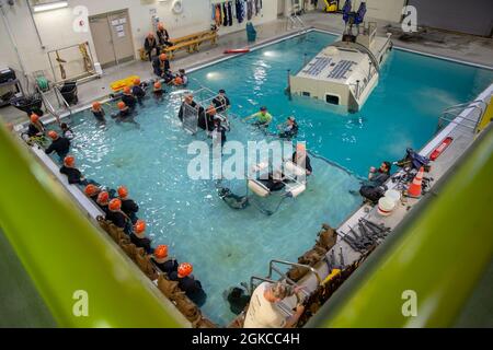 U.S. Marines mit Alpha Company, 2d Assault Ampphibian Bataillon, 2d Marine Division, führen Unterwasser-Ausstieg-Training auf Camp Lejeune, N.C., 11. März 2021 durch. Unterwasser-Ausstieg-Training ist ein lebensrettender Kurs, der Service-Mitglieder mit den Fähigkeiten und dem Selbstvertrauen, um erfolgreich und sicher entfernen sich aus einem Angriff amphibischen Fahrzeug, leichte gepanzerte Fahrzeuge und Hubschrauber, die in Wasser getaucht werden können. Stockfoto