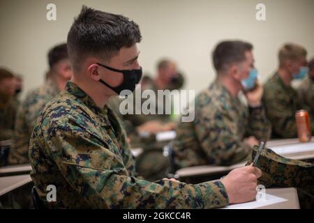 U.S. Marine Corps PFC. John Magee, ein amphibischer Fahrzeugbetreiber mit Sturmflucht bei Alpha Company, 2d Assault Amphibian Battalion, 2D Marine Division, nimmt an einem Unterwasser-Ausstiegskurs auf Camp Lejeune, N.C., 11. März 2021 Teil. Unterwasser-Ausstieg-Training ist ein lebensrettender Kurs, der Service-Mitglieder mit den Fähigkeiten und dem Selbstvertrauen, um erfolgreich und sicher entfernen sich aus einem Angriff amphibischen Fahrzeug, leichte gepanzerte Fahrzeuge und Hubschrauber, die in Wasser getaucht werden können. Stockfoto