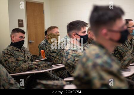 U.S. Marines mit Alpha Company, 2d Assault Ampphibian Bataillon, 2d Marine Division, nehmen an einem Unterwasser-Ausstiegskurs auf Camp Lejeune, N.C., 11. März 2021 Teil. Unterwasser-Ausstieg-Training ist ein lebensrettender Kurs, der Service-Mitglieder mit den Fähigkeiten und dem Selbstvertrauen, um erfolgreich und sicher entfernen sich aus einem Angriff amphibischen Fahrzeug, leichte gepanzerte Fahrzeuge und Hubschrauber, die in Wasser getaucht werden können. Stockfoto