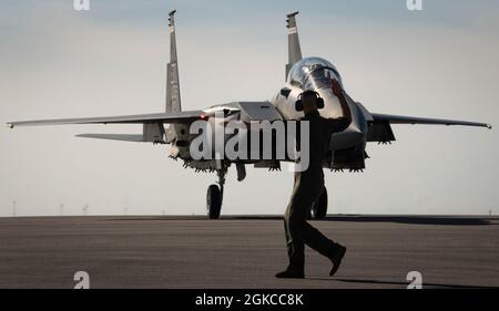 Master-Sgt. Tristan McIntyre, 40. Flight Test Squadron, führt die F-15EX, das neueste Kampfflugzeug der Air Force, bis zum Stopp auf der Eglin Air Force Base, Florida, im März 11 durch. Das neu eingetroffenen Flugzeug wird das erste Flugzeug der Luftwaffe sein, das von Anfang bis Ende durch kombinierte Entwicklungs- und Betriebstests getestet und eingesetzt wird. Das 40. Flight Test Squadron und das Personal des 85. Test- und Evaluierungs-Squadron sind für die Tests des Flugzeugs verantwortlich. Stockfoto