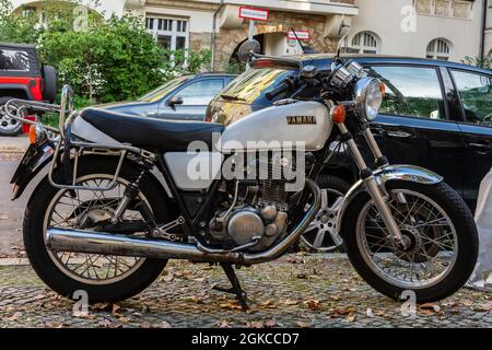 Yamaha SR500 Motorrad auf dem Bürgersteig geparkt Stockfoto