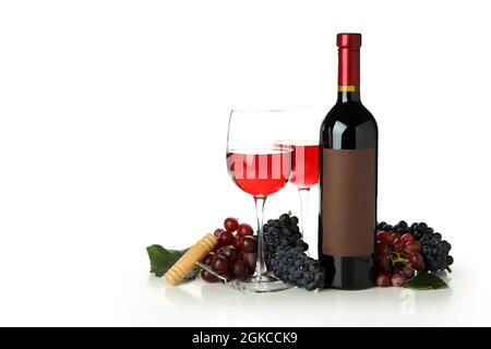 Gläser und eine Flasche Wein, Trauben und Korkenzieher isoliert auf weißem Hintergrund Stockfoto