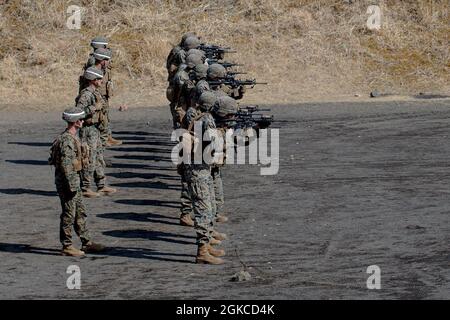 U.S. Marines with Echo Battery, Bataillon Landing Team 3/4, 31st Marine Expeditionary Unit (MEU), feuern ihre Gewehre während eines kleinen Waffenarsenals im Combined Arms Training Center Camp Fuji, Japan, 11. März 2021. Die 31. MEU, die einzige kontinuierlich im Vorlauf eingesetzte MEU des Marine Corps, stellt eine flexible und tödliche Truppe bereit, die als führende Krisenreaktionstruppe in der Indo-Pazifik-Region eine breite Palette von Militäroperationen durchführen kann. Stockfoto