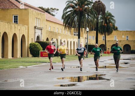 U.S. Marine Corps Drill Masters mit 1., 2., 3. Rekrut Training Bataillons und Support Bataillon, nehmen am Hotel Company, 2. Rekrut Training Bataillon Motivationslauf im Marine Corps Recruit Depot San Diego, CA 11. März 2021 Teil. Vor dem Abschluss des Recruit-Trainings nehmen neue Marineinfanteristen an einer letzten körperlichen Fitness-Session Teil, der sogenannten Motivational Run. Alle Absolventen Rekruten laufen einen 4-Meilen-Kurs, der an allen vier Training Bataillons und Support Bataillon passiert. In jedem Bataillon rufen ausgewählte Rekruten jedes Bataillon Glocken an, während der Rest des Unternehmens von si geführt wird Stockfoto