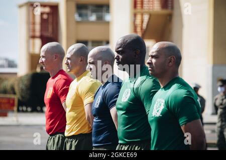 U.S. Marine Corps Bohrmeister mit 1., 2., 3. Rekrut Training Bataillons und Support Bataillon nehmen an der Hotel Company Teil und schließen die Zeremonie des Motivationslaufs im Marine Corps Recruit Depot San Diego, 11. März 2021. Vor dem Abschluss des Recruit-Trainings nehmen neue Marines an einer letzten körperlichen Fitness-Session Teil, die als Motivationslauf bezeichnet wird. Alle Absolventen Rekruten laufen einen 4-Meilen-Kurs, der an allen vier Training Bataillons und Support Bataillon passiert. Stockfoto