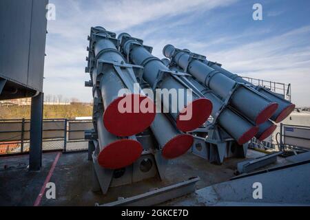 Zwei der vier Harpoon-Raketenabschussrampen auf der USS New Jersey (BB-62), Schlachtschiff New Jersey Museum & Memorial, mit Anlegeplatz in Camden, N.J., 11. März 2021. Die USS New Jersey, ein Schlachtschiff der Iowa-Klasse mit 45,000 Tonnen, wurde auf der Philadelphia Navy Yard, Pennsylvania, gebaut. Sie wurde im Mai 1943 in Betrieb genommen und während des Zweiten Weltkriegs im Pazifik eingesetzt Das New Jersey wurde im November 1950 für den Koreakrieg wiederaufgenommen und diente zwei Kampftouren. Die USS New Jersey wurde während des Vietnamkrieges zum Dienst zurückgerufen und im April 1968 wieder in Betrieb gesetzt. Von da an bis zum April 1969 führte das New Jersey Stockfoto