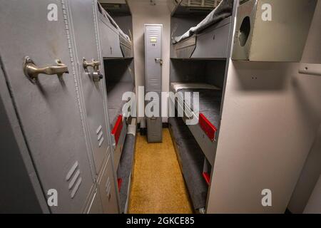 Schiffsbesatzungsblöcke und Schließfächer in der USS New Jersey (BB-62), Schlachtschiff New Jersey Museum & Memorial, mit Liegeplätzen in Camden, N.J., 11. März 2021. Die USS New Jersey, ein Schlachtschiff der Iowa-Klasse mit 45,000 Tonnen, wurde auf der Philadelphia Navy Yard, Pennsylvania, gebaut. Sie wurde im Mai 1943 in Betrieb genommen und während des Zweiten Weltkriegs im Pazifik eingesetzt Das New Jersey wurde im November 1950 für den Koreakrieg wiederaufgenommen und diente zwei Kampftouren. Die USS New Jersey wurde während des Vietnamkrieges zum Dienst zurückgerufen und im April 1968 wieder in Betrieb gesetzt. Von da an bis zum 1969. April führte das New Jersey häufige Bombardements durch Stockfoto