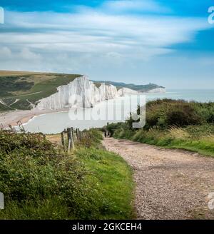 Die zerklüftete Küste von East Sussex mit Blick auf Cuckmere Haven und die weißen Kreidefelsen der Seven Sisters in den Ärmelkanal. Stockfoto