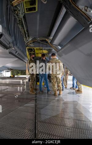 Am 11. März 2021 arbeiteten die Flieger des 101. Und 134. Luftbetankungsflügels mit den Ingenieuren von Boeing an Plänen für alternative Takelprozeduren am KC-135 Stratotanker im 101. ARW, Bangor, Maine, zusammen. Stockfoto