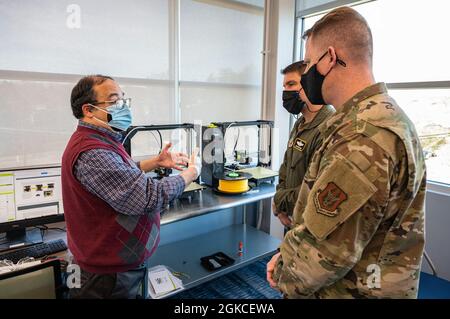 Dr. Arif Sirinterlikci, Senior Director of Innovations bei der Robert Morris University, zeigt einige der 3D-Drucker von RMU an den stellvertretenden Kommandanten des 911. Luftwaffenflügels, Col. John Boccieri, und den 911. Maintenance Squadron Aircraft Metals Technician Master Sgt. Michael Howard im RMU John Jay Center in Moon Township, Pennsylvania, 12. März 2021. Da der 911. Luftlift-Flügel einer der wenigen Luftstreitkräfte-Reserveflügel ist, der über einen 3D-Drucker verfügt, öffnen Diskussionen wie diese dem Verteidigungsministerium die Tür zu neuen Möglichkeiten, mit seinen Nachbarn in der lokalen Gemeinschaft zusammenzuarbeiten, um Innovationen voranzutreiben und zu proced Stockfoto