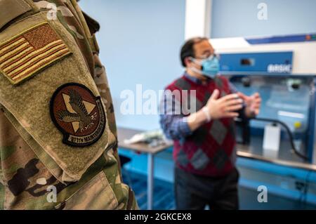 Dr. Arif Sirinterlikci, Senior Director of Innovations bei der Robert Morris University, erklärt, wie Studenten an der RMU 3D-Drucker für den 911. Maintenance Squadron Aircraft Metals Technician Master Sgt einsetzen. Michael Howard im RMU John Jay Center in Moon Township, Pennsylvania, 12. März 2021. Howard und andere Mitglieder des 911. Luftlift-Flügels besuchten RMU, um verschiedene Möglichkeiten zu erkunden, wie das Verteidigungsministerium und die lokale Gemeinschaft zusammenarbeiten und sich gegenseitig als Partner und Nachbarn stärken können. Stockfoto