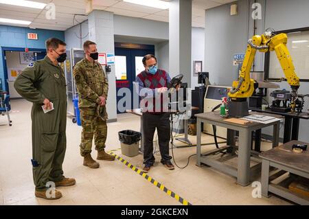 Dr. Arif Sirinterlikci, Senior Director of Innovations bei der Robert Morris University, demonstriert die Artikulation eines Roboterarms für industrielle Maschinen zum 911. Luftlift Wing Vice Commander Col. John Boccieri und 911. Maintenance Squadron Aircraft Metals Technician Master Sgt. Michael Howard im RMU John Jay Center in Moon Township, Pennsylvania, 12. März 2021. Das Verteidigungsministerium und die Luftwaffenreserve suchen ständig nach neuen Möglichkeiten, mit der lokalen Gemeinschaft zusammenzuarbeiten, um neue Technologien und Prozesse zu entwickeln, die dem Militär und seinen strategischen Partnern zugute kommen. Stockfoto