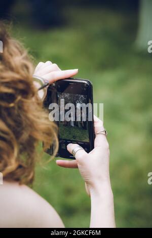 Der Telefonbildschirm einer Frau, die mit ihrem Mobiltelefon oder Mobiltelefon ein Foto gemacht hat Stockfoto