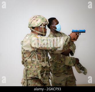 Personal Sgt. Dondre Dubois (links) neben Sgt. First Class Raynard Francis (rechts) Durchführung einer virtuellen Simulation Mystery-Veranstaltung in der D&J Shooting Gallery während des Best Warrior Competition, St. Croix, 12. März 2021. Der VING-BWC ist ein kulminierender Test, bei dem die konkurrierenden Unteroffizierinnen und Soldaten fünf Tage lang an verschiedenen Herausforderungen teilnehmen, darunter das Abfeuern von Waffen, die Landnavigation, den Army Physical Fitness Test und andere verschiedene Veranstaltungen. Diese Herausforderungen werden das Wissen, die technischen und taktischen Fähigkeiten, die körperliche Ausdauer, die mentale Härte und die allgemeine Kampfbereitschaft jedes einzelnen Teilnehmers auf die Probe stellen. Stockfoto