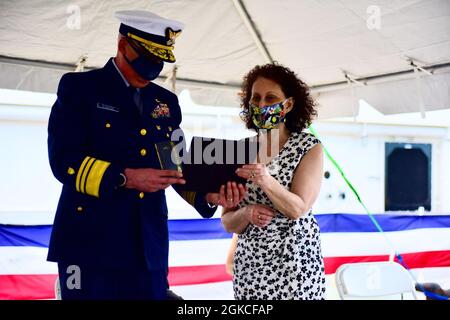 Vice Adm. Scott Buschman, der stellvertretende Kommandant für Operationen, überreicht posthum Robert Goldman, dem Apotheker, die 2. Klasse, mit der Good Conduct Medal, die vom USCGC Robert Goldman (WPC 1142) Sponsor, Frau Elly Goldman, am 12. März 2021 in Key West angenommen wurde, Fla. Robert Goldman, gebürtiger Connecticut und Absolvent der Columbia University, diente während des Zweiten Weltkriegs heldenhaft als Apothekergefährte im Pacific Theatre Er erhielt ein Purple Heart und einen Bronzestern für seine Aktionen. Stockfoto