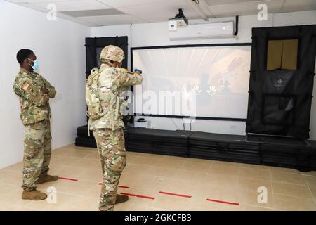 Pfc. Eddison Lewis (rechts) neben Sgt. First Class Raynard Francis (links) Durchführung eines virtuellen Simulations-Mystery-Events in der D&J Shooting Gallery während des Best Warrior Competition, St. Croix, 12. März 2021. Der VING-BWC ist ein kulminierender Test, bei dem die konkurrierenden Unteroffizierinnen und Soldaten fünf Tage lang an verschiedenen Herausforderungen teilnehmen, darunter das Abfeuern von Waffen, die Landnavigation, den Army Physical Fitness Test und andere verschiedene Veranstaltungen. Diese Herausforderungen werden das Wissen, die technischen und taktischen Fähigkeiten, die körperliche Ausdauer, die mentale Härte und die allgemeine Kampfbereitschaft jedes einzelnen Teilnehmers auf die Probe stellen. Stockfoto