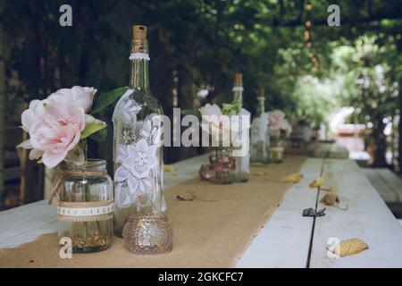 Ein dekorierter Hochzeitstisch mit Mittelstücken Stockfoto